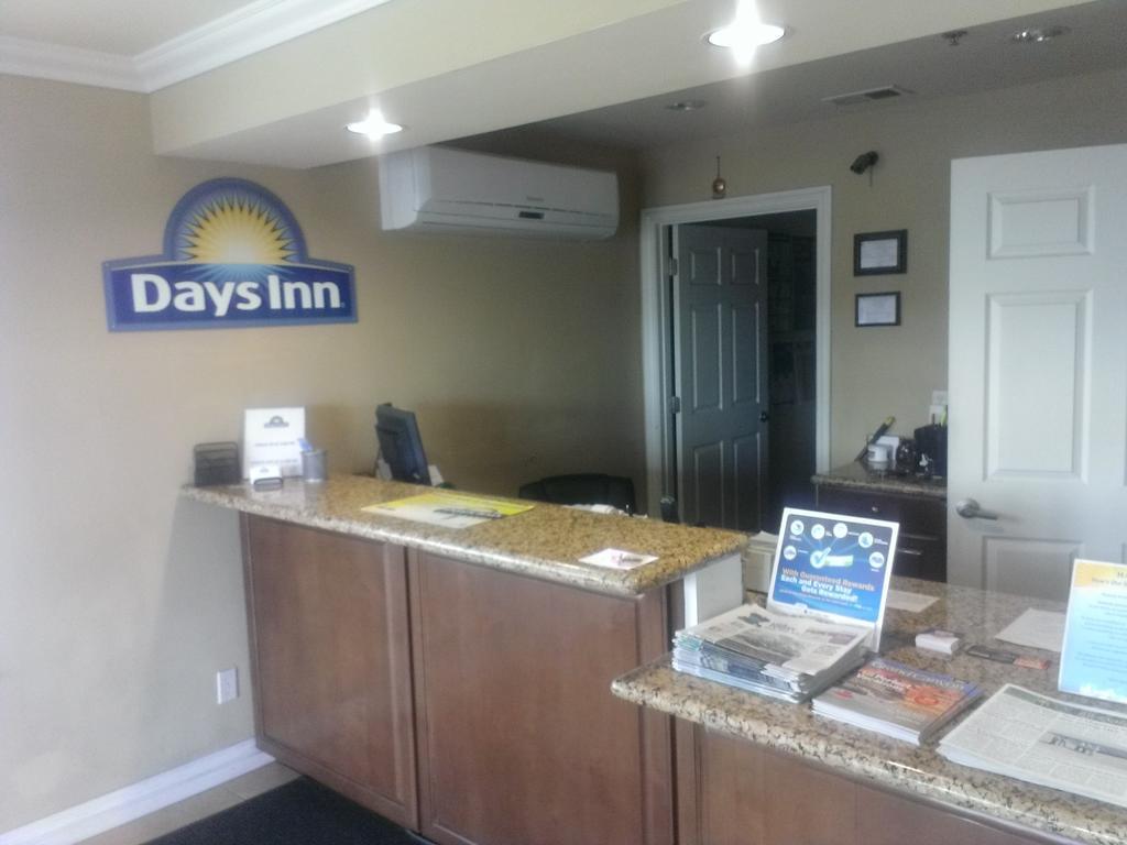 Days Inn By Wyndham Kingman East Екстериор снимка