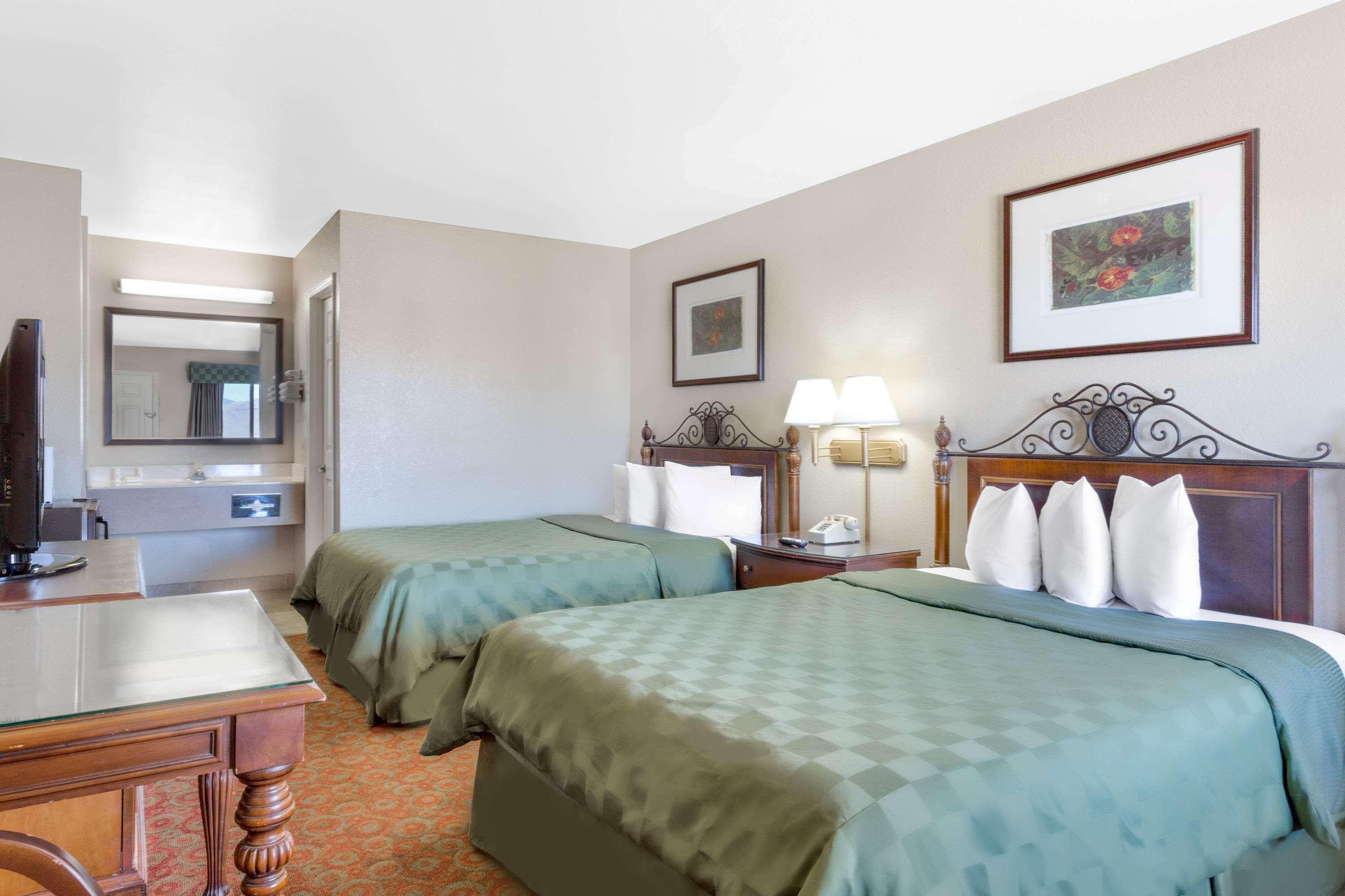 Days Inn By Wyndham Kingman East Екстериор снимка