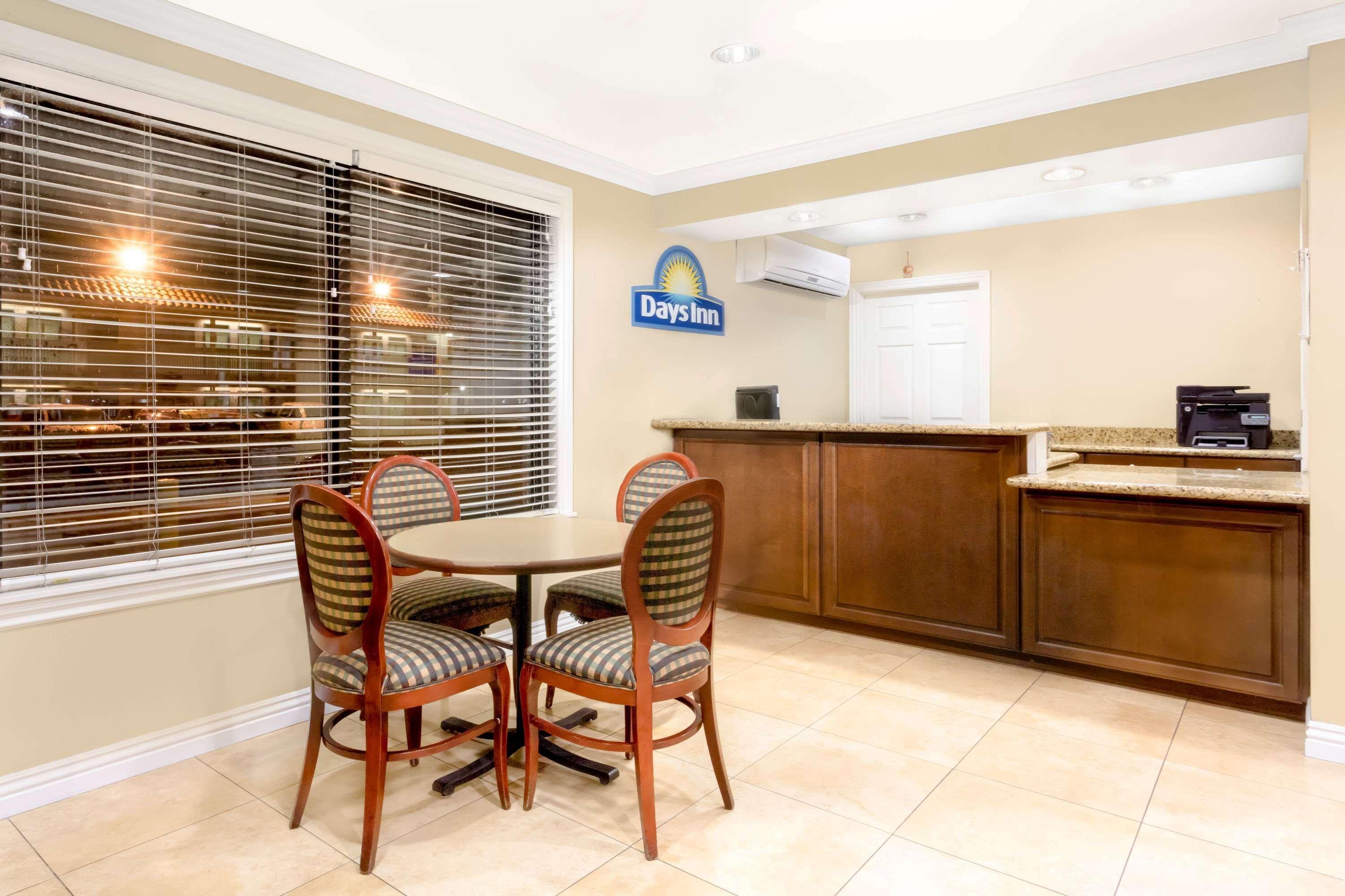 Days Inn By Wyndham Kingman East Екстериор снимка