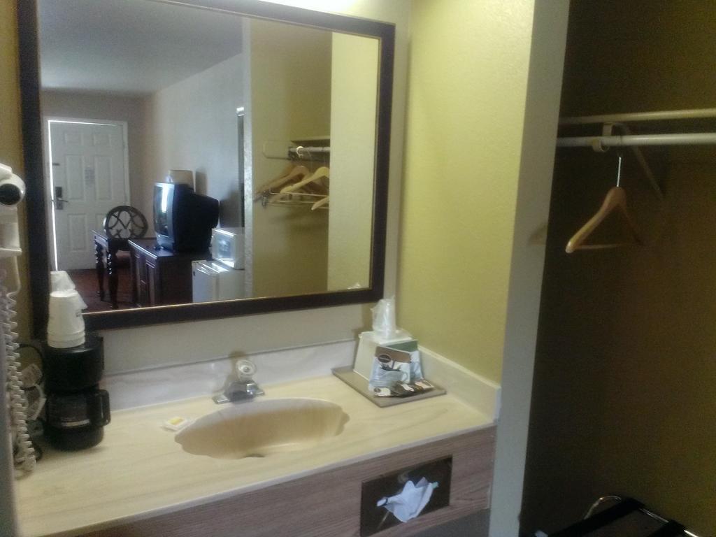 Days Inn By Wyndham Kingman East Екстериор снимка
