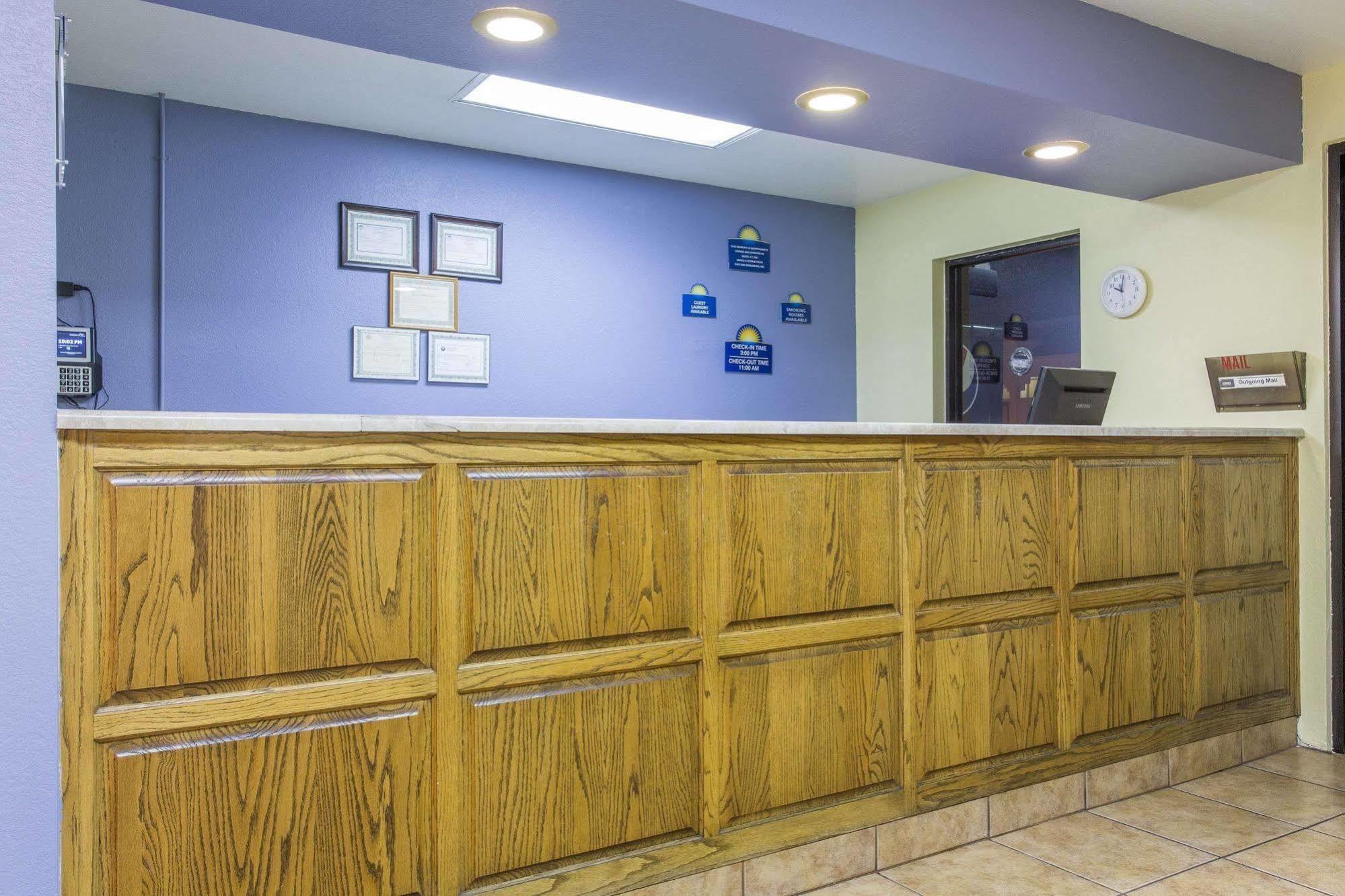 Days Inn By Wyndham Kingman East Екстериор снимка