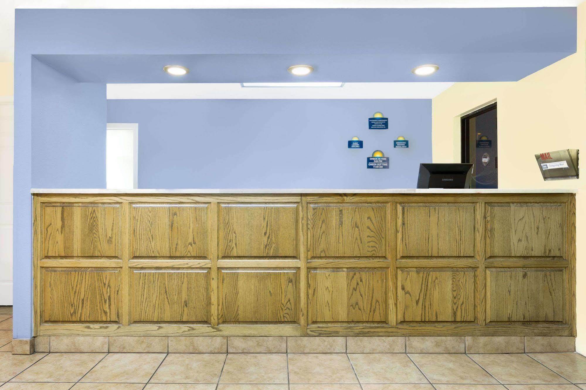 Days Inn By Wyndham Kingman East Екстериор снимка