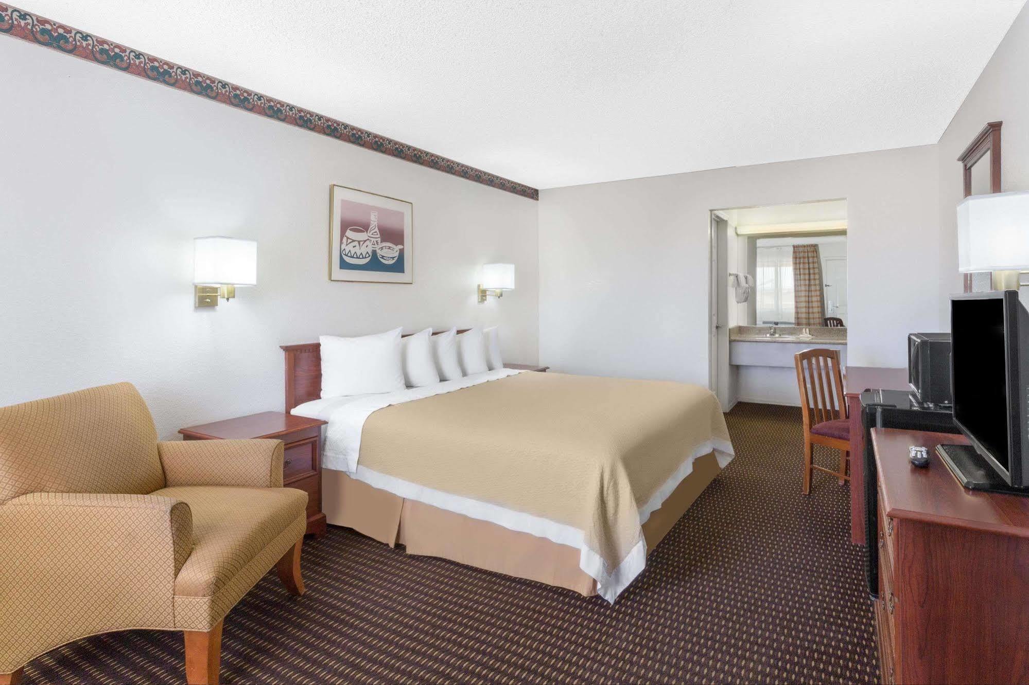 Days Inn By Wyndham Kingman East Екстериор снимка