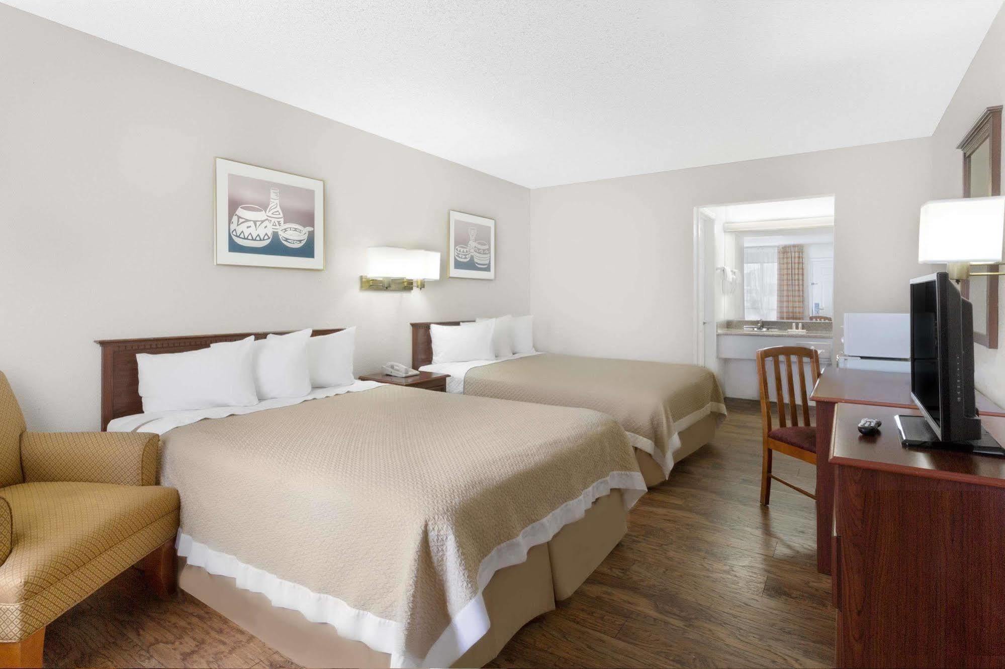 Days Inn By Wyndham Kingman East Екстериор снимка