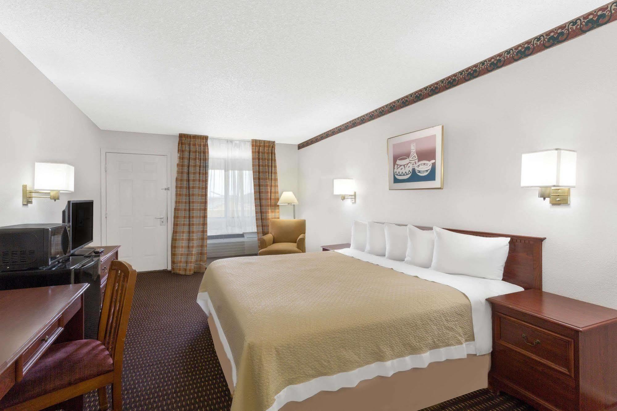 Days Inn By Wyndham Kingman East Екстериор снимка